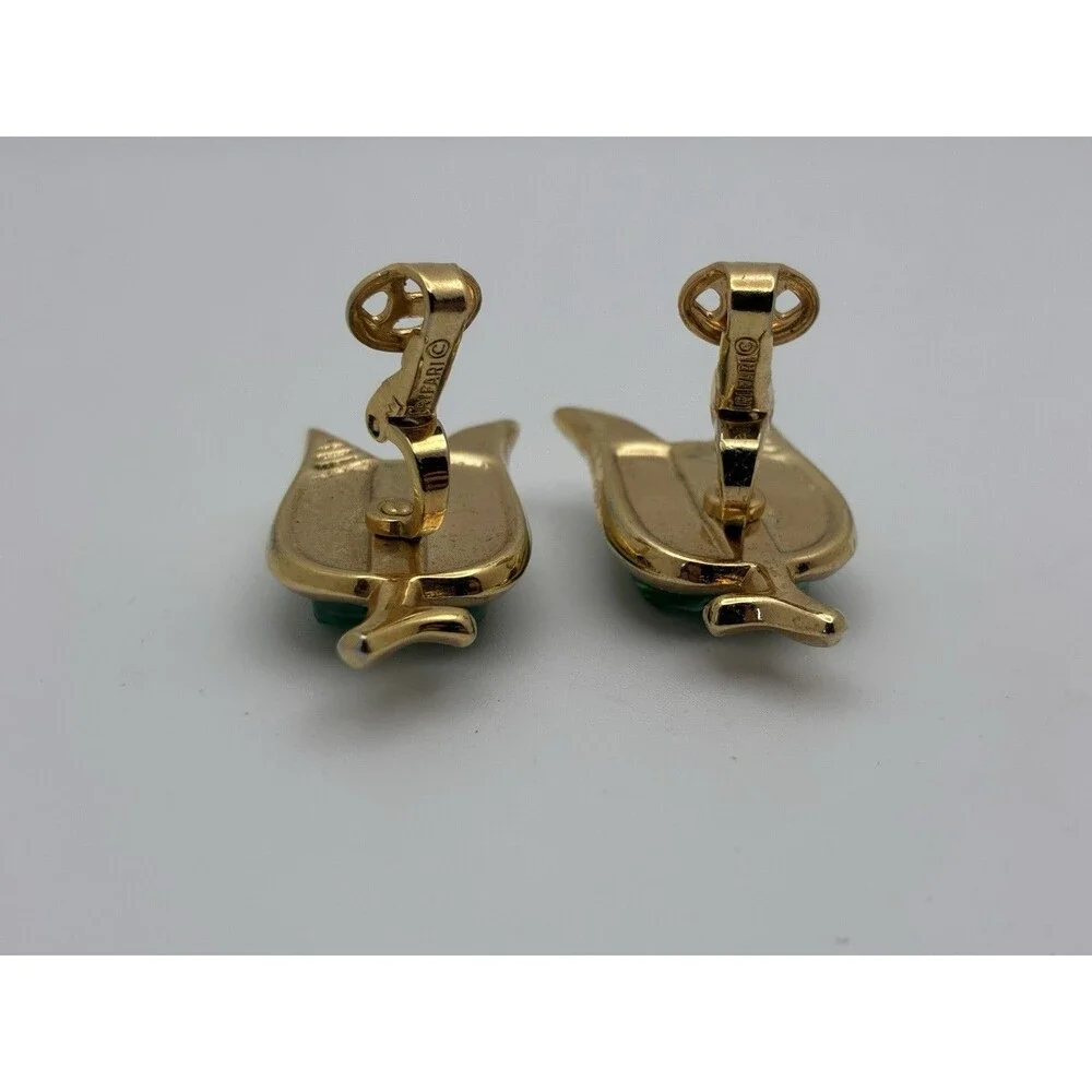 Vintage Crown Trifari Gold Tone Faux Malachite Clip On Earrings 1.1/4 X 0.5/8”